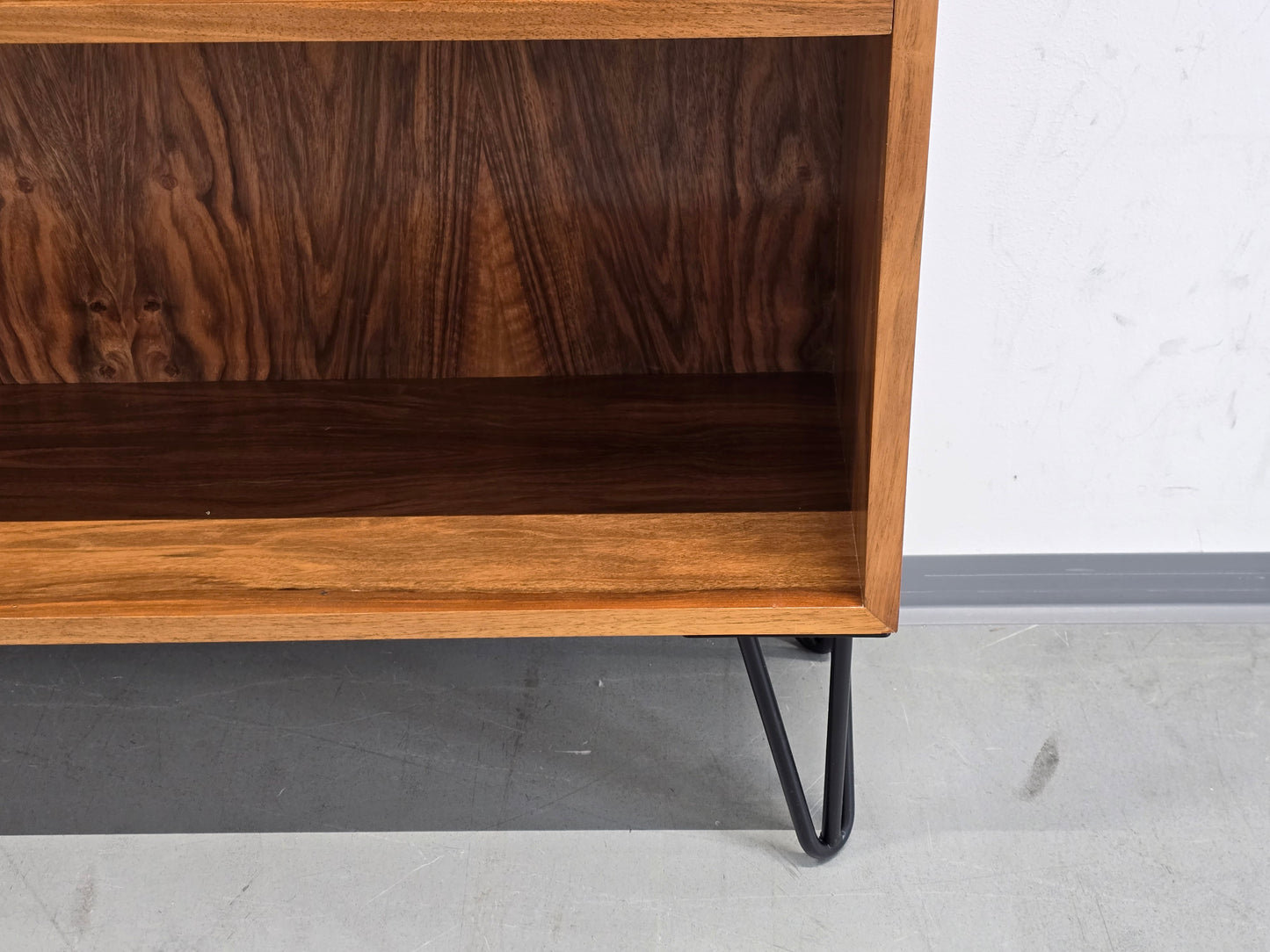 VINTAGE HOLZ REGAL nuss mid century bücher schrank kommode schwarze beine