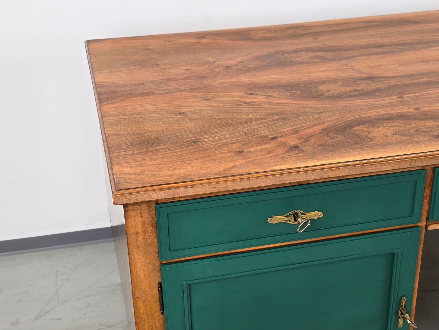 VINTAGE NUSSBAUM SCHREIBTISCH holz tannengrün tisch büro groß antik