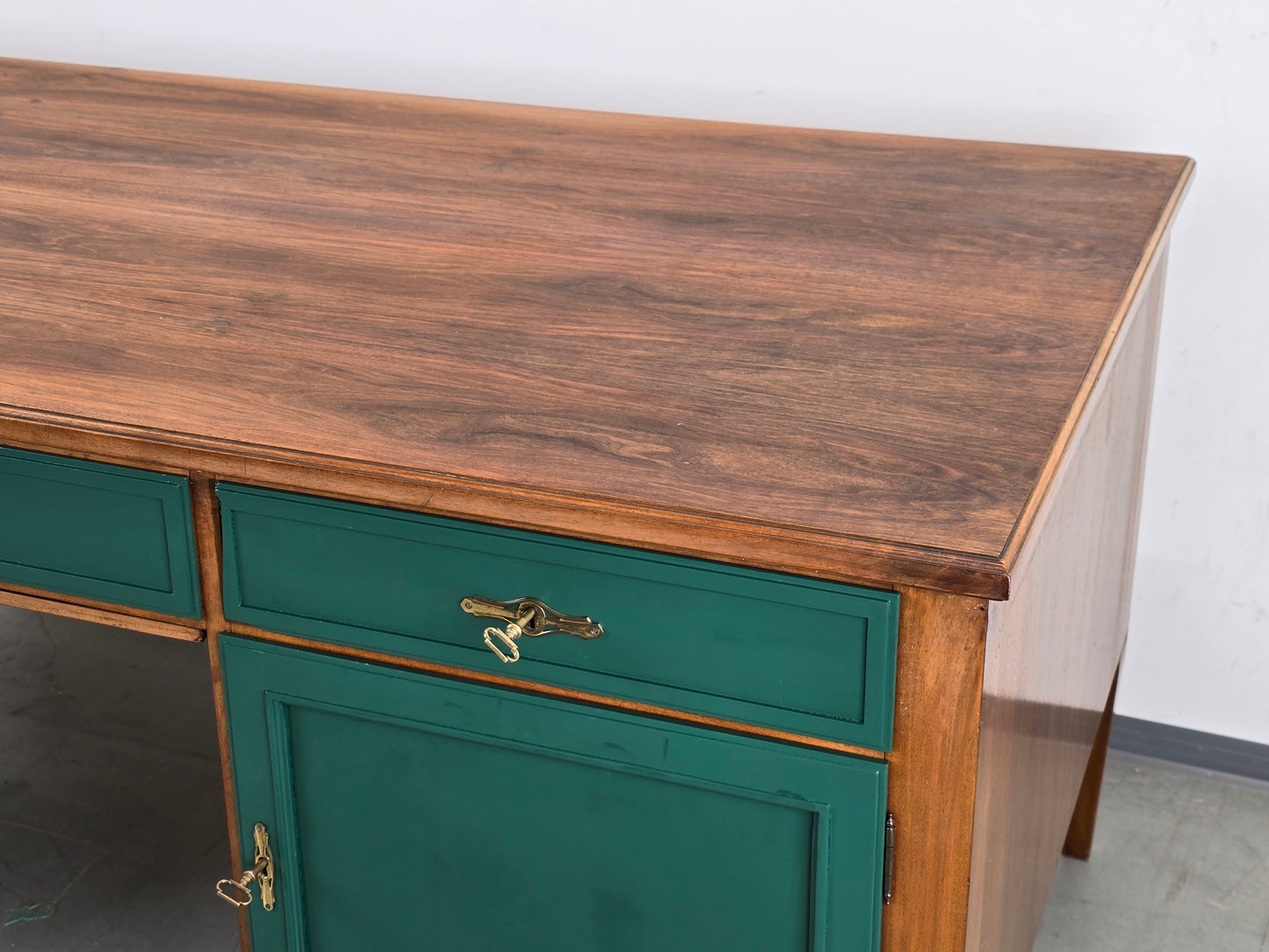 VINTAGE NUSSBAUM SCHREIBTISCH holz tannengrün tisch büro groß antik