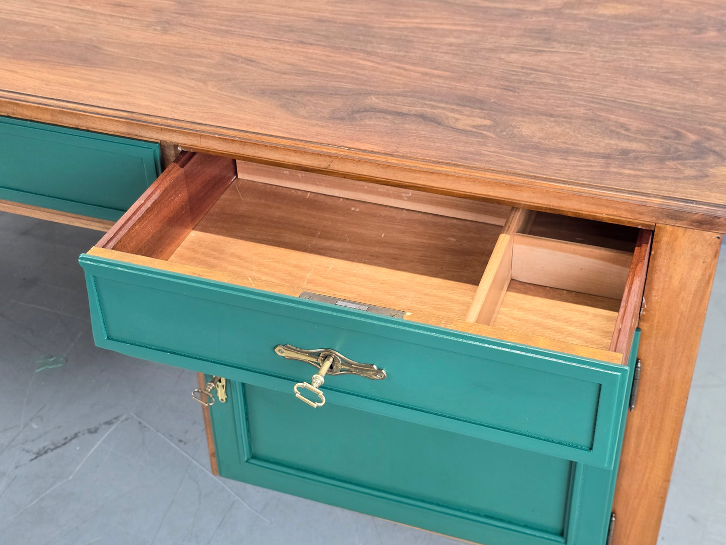 VINTAGE NUSSBAUM SCHREIBTISCH holz tannengrün tisch büro groß antik