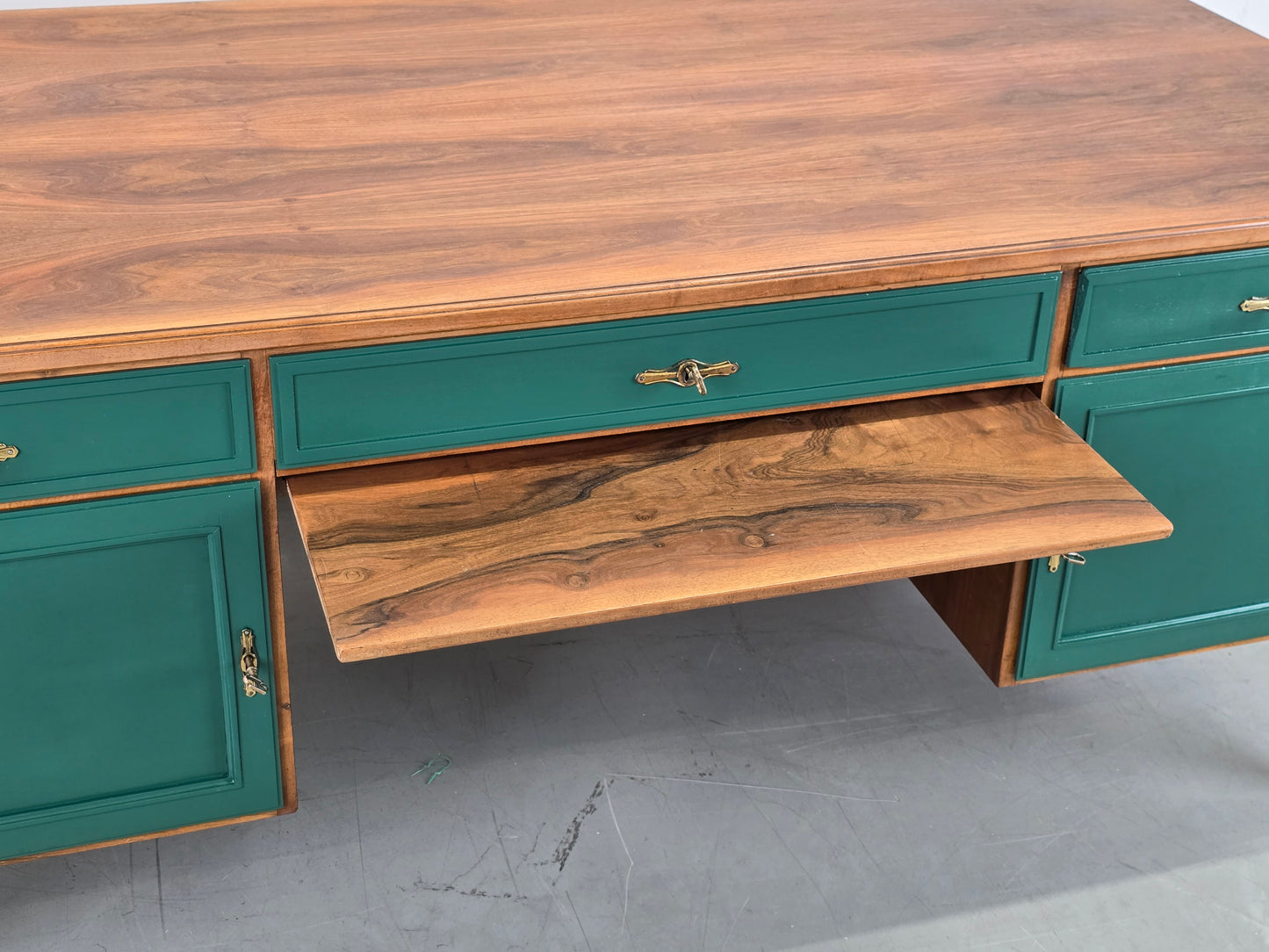 VINTAGE NUSSBAUM SCHREIBTISCH holz tannengrün tisch büro groß antik