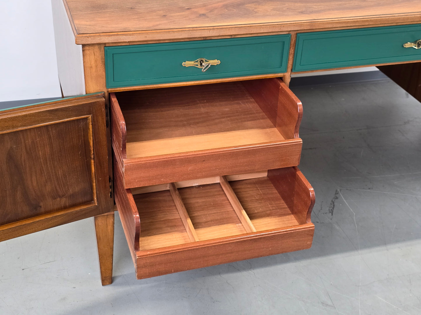 VINTAGE NUSSBAUM SCHREIBTISCH holz tannengrün tisch büro groß antik