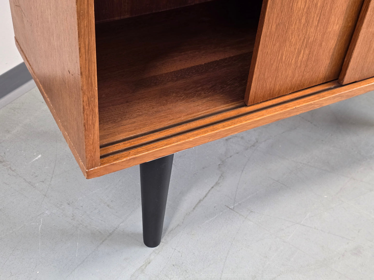 TEAK HOLZ SCHRÄNKCHEN kommode sideboard vintage bar schiebetüren