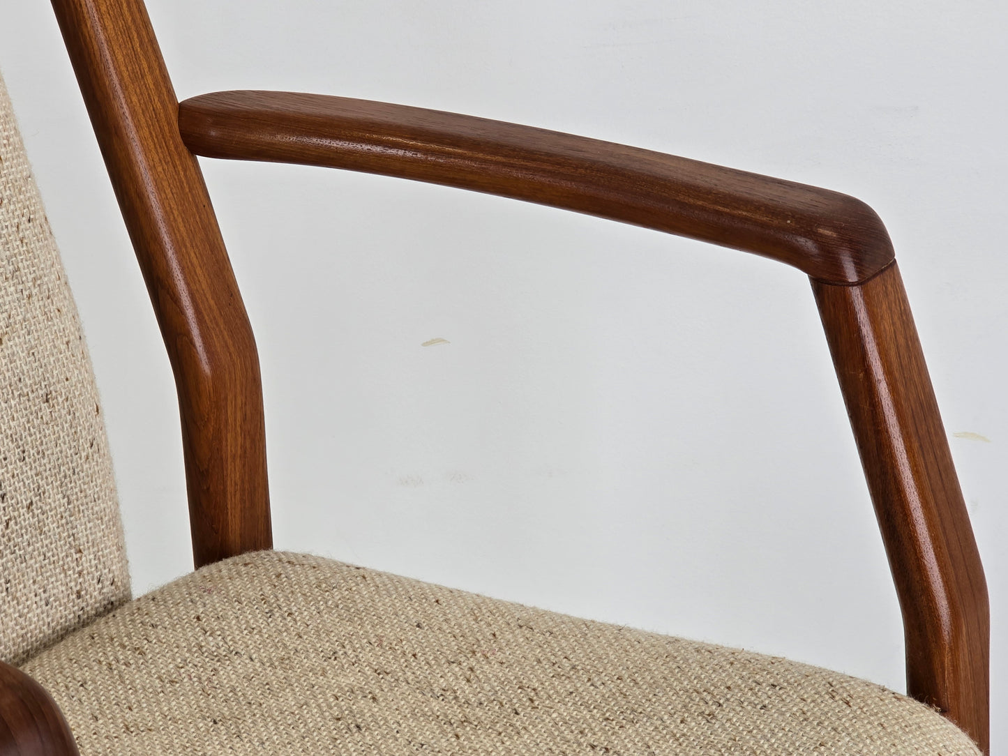 1von2 DYRLUND STUHL armlehnen esszimmer esstisch küche holz teak dänemark vintage beige wolle