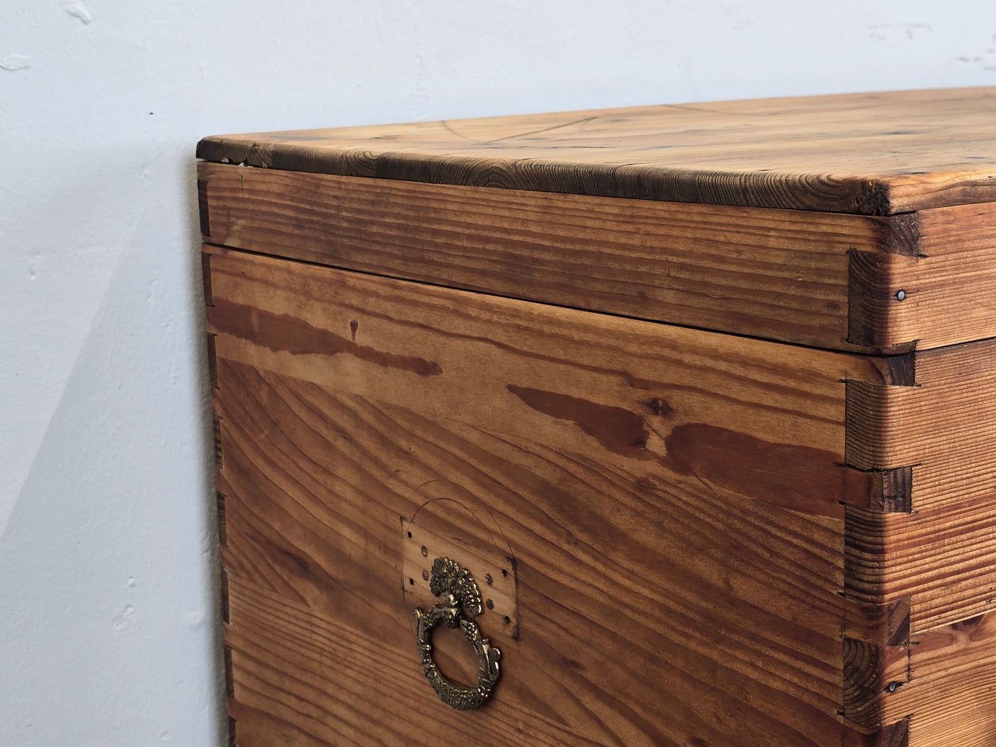 ANTIK TRUHE kiste holz kommode vintage spielkiste messing gold aufbewahrung