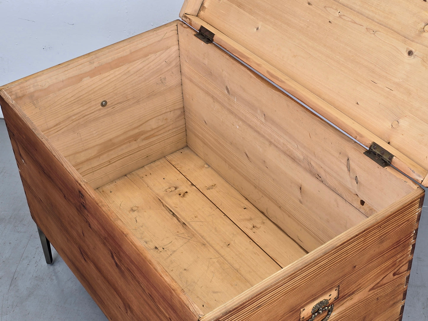 ANTIK TRUHE kiste holz kommode vintage spielkiste messing gold aufbewahrung