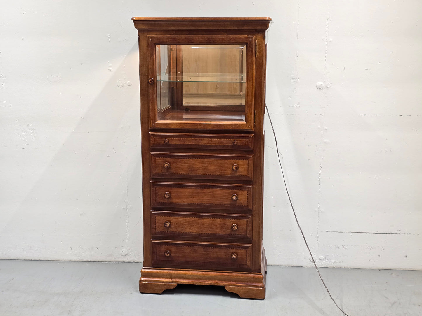 ALEXANDER JULIAN VITRINE kommode schrank schubladen vintage holz nussbaum