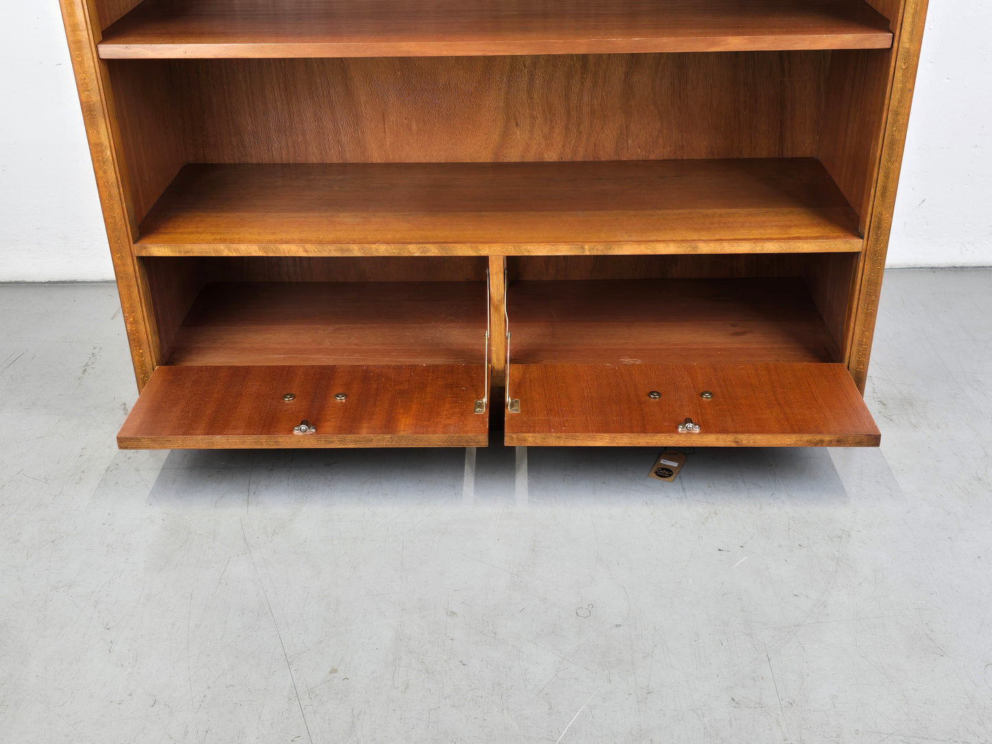 VINTAGE REGAL bücher holz nussbaum schrank bücherregal büro aktenschrank 1950er