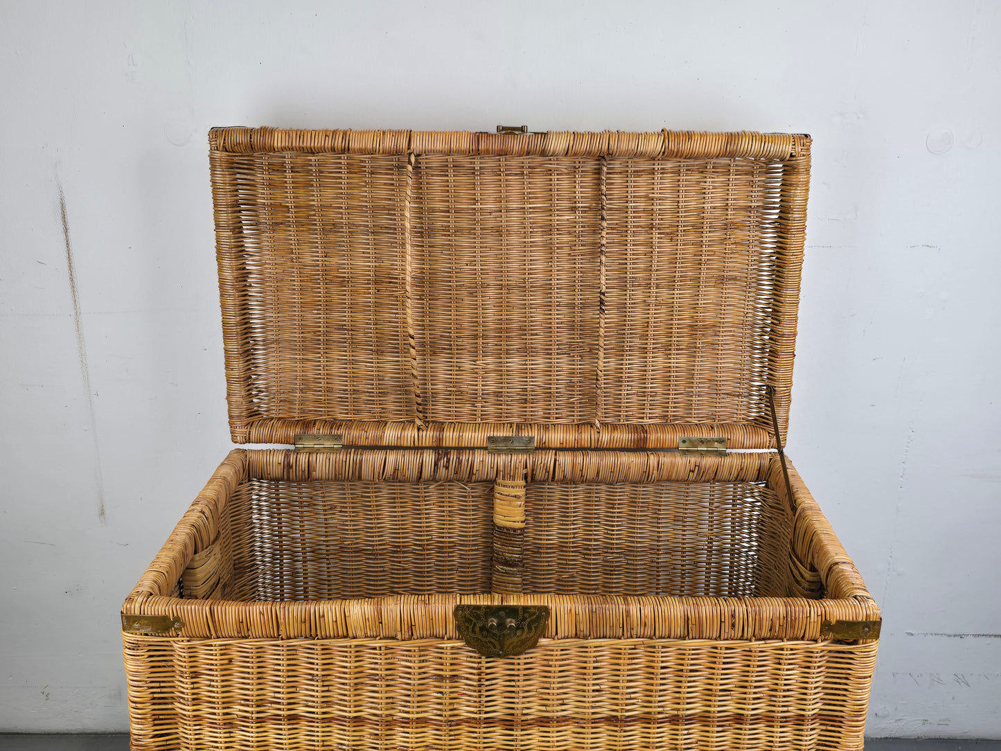 VINTAGE TRUHE geflecht china wäsche korb box couchtisch messing beschläge