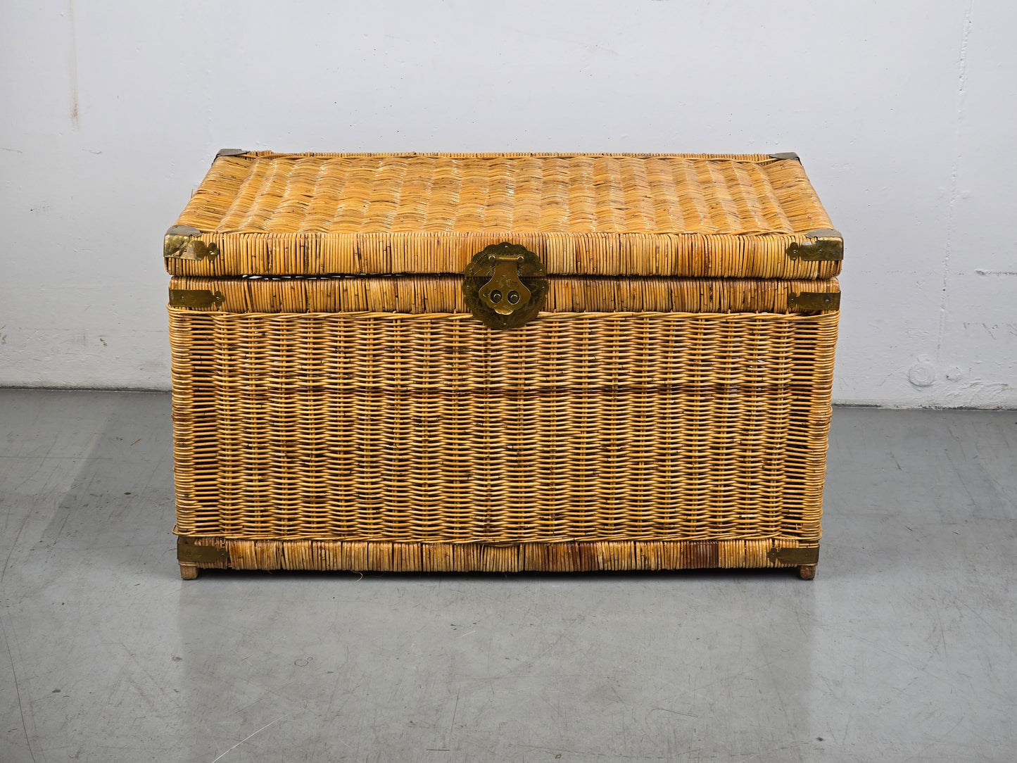 VINTAGE TRUHE geflecht china wäsche korb box couchtisch messing beschläge