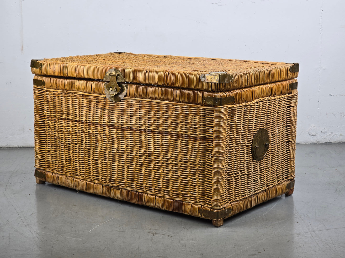 VINTAGE TRUHE geflecht china wäsche korb box couchtisch messing beschläge