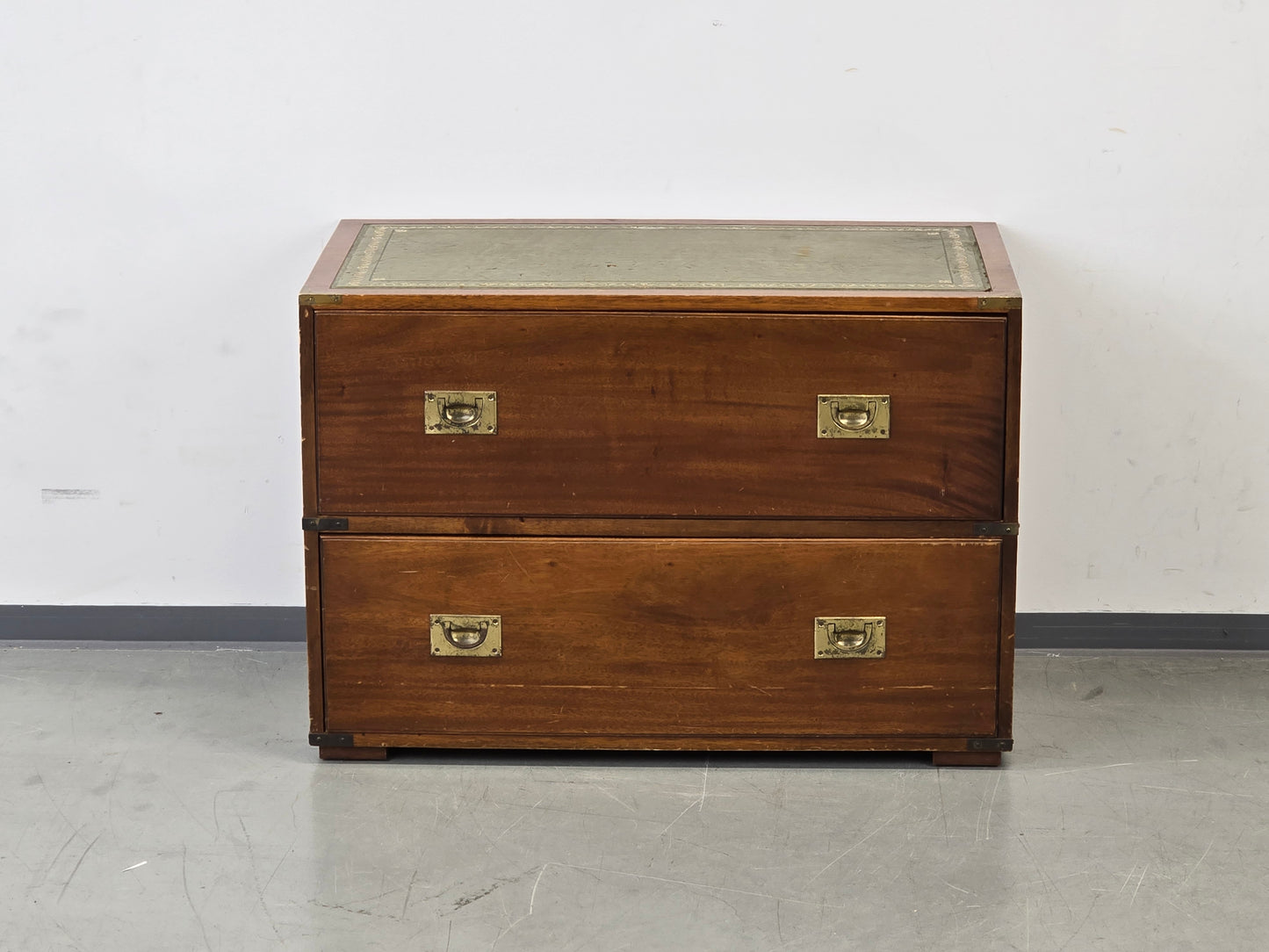 CAMPAIGN CHEST Sideboard Kommode Leder Messing Englisch Vintage Breit