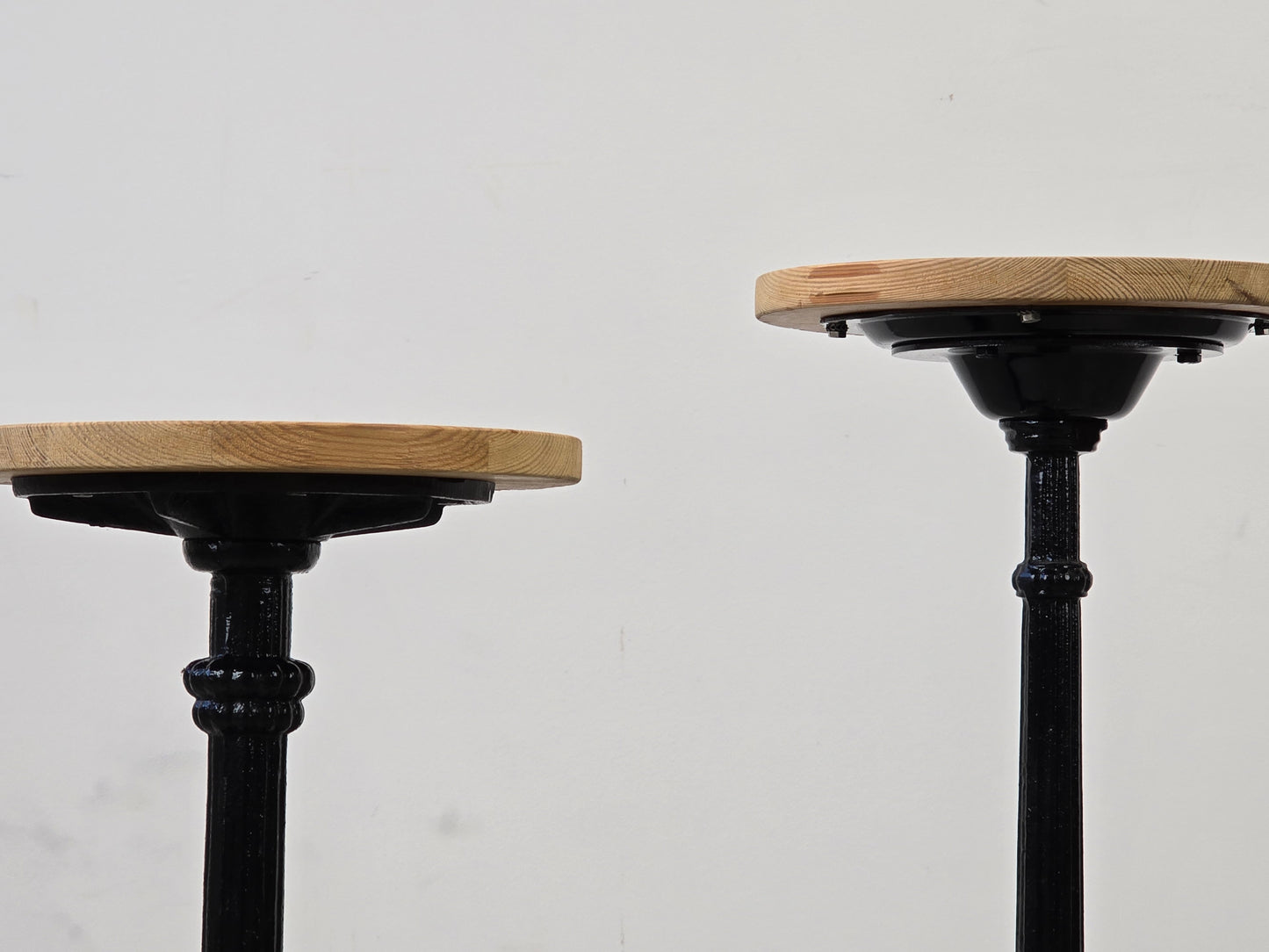 BISTROTISCH GUSSEISEN Gestell Blumen Tisch Rund Holz Vintage Gastronomie Cafe Loft