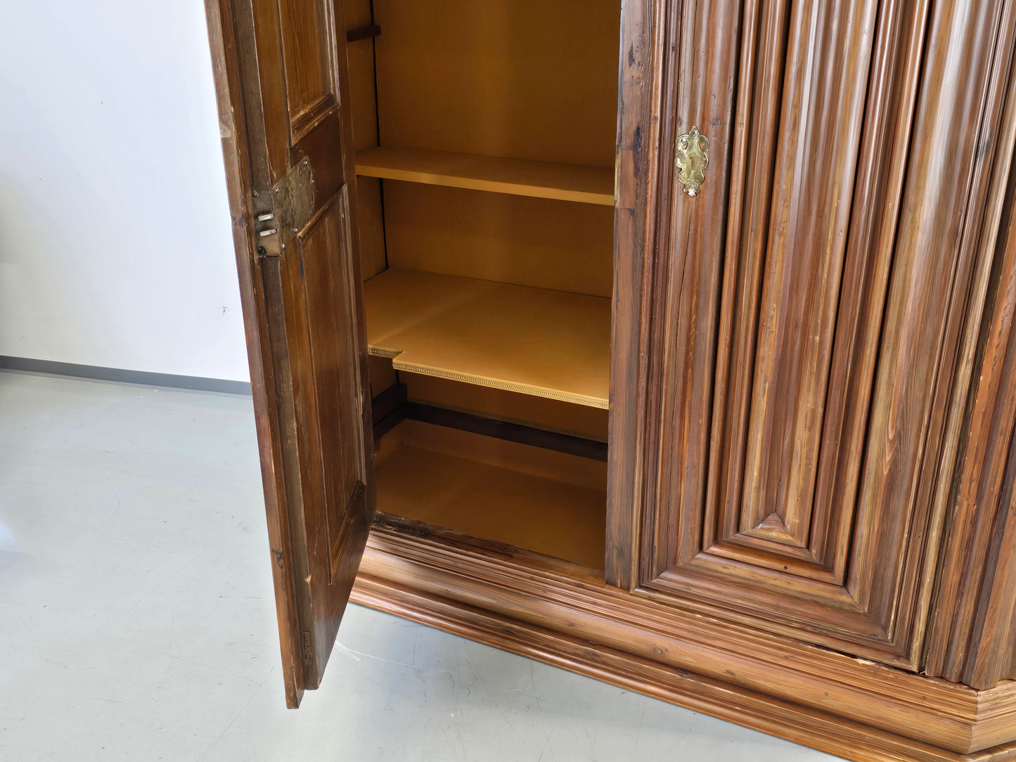 BAROCK SCHRANK Wellenschrank antik Massivholz Kleiderschrank Unikat Rarität
