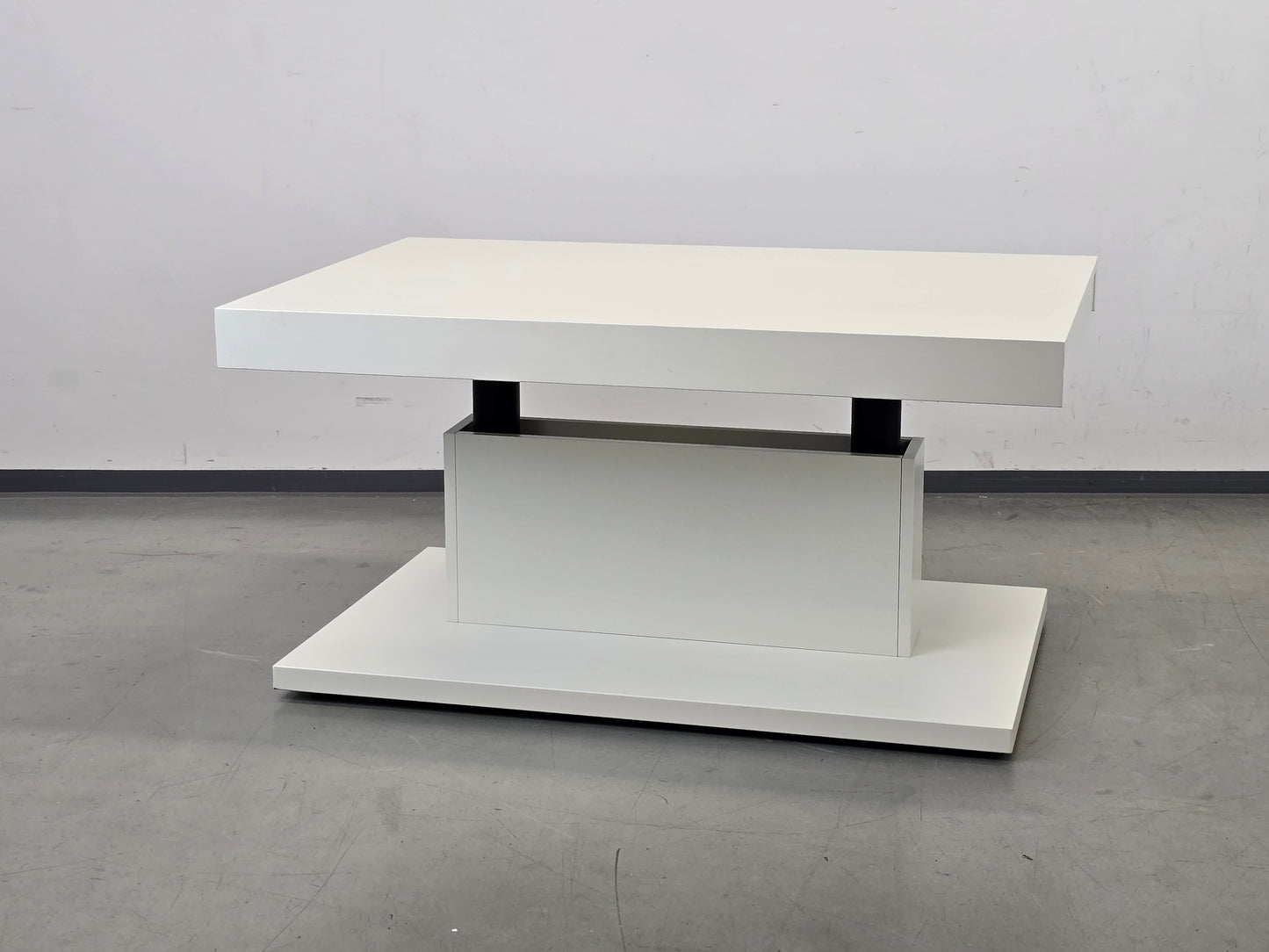HÜLSTA NOW Couchtisch weiß höhenverstellbar mit Leder-Schublade Design