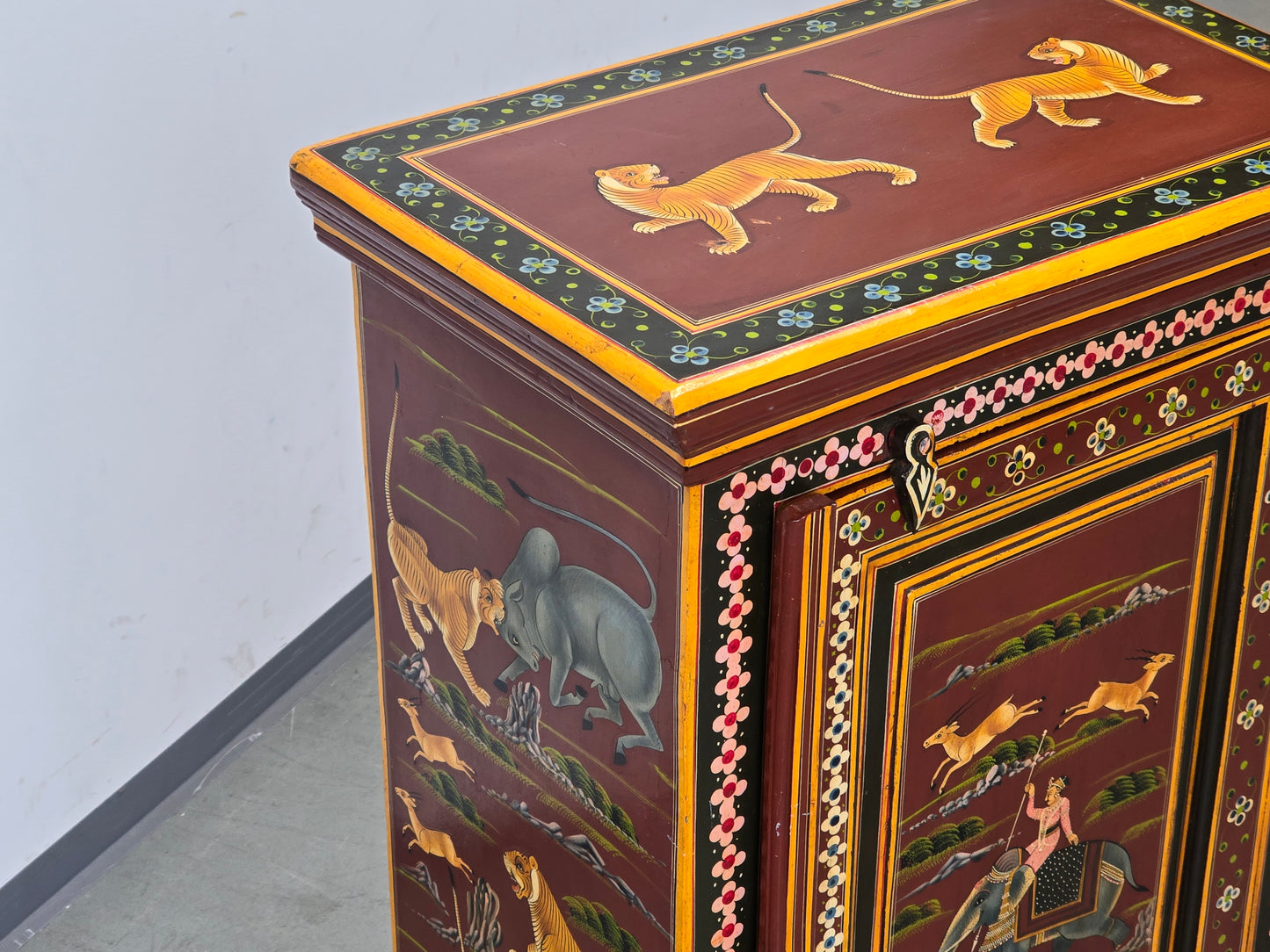 INDISCHER SCHRANK Handbemalt Rajasthan Jagdszenen Tiger Elefant Almirah