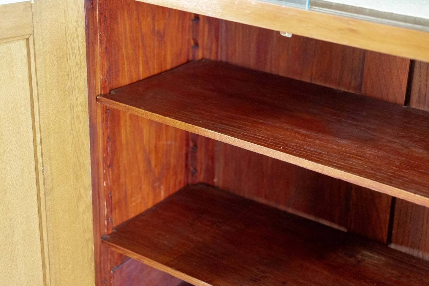 Vintage Schrank Vitrine Holz Nuss Kommode Massivholz Salbei