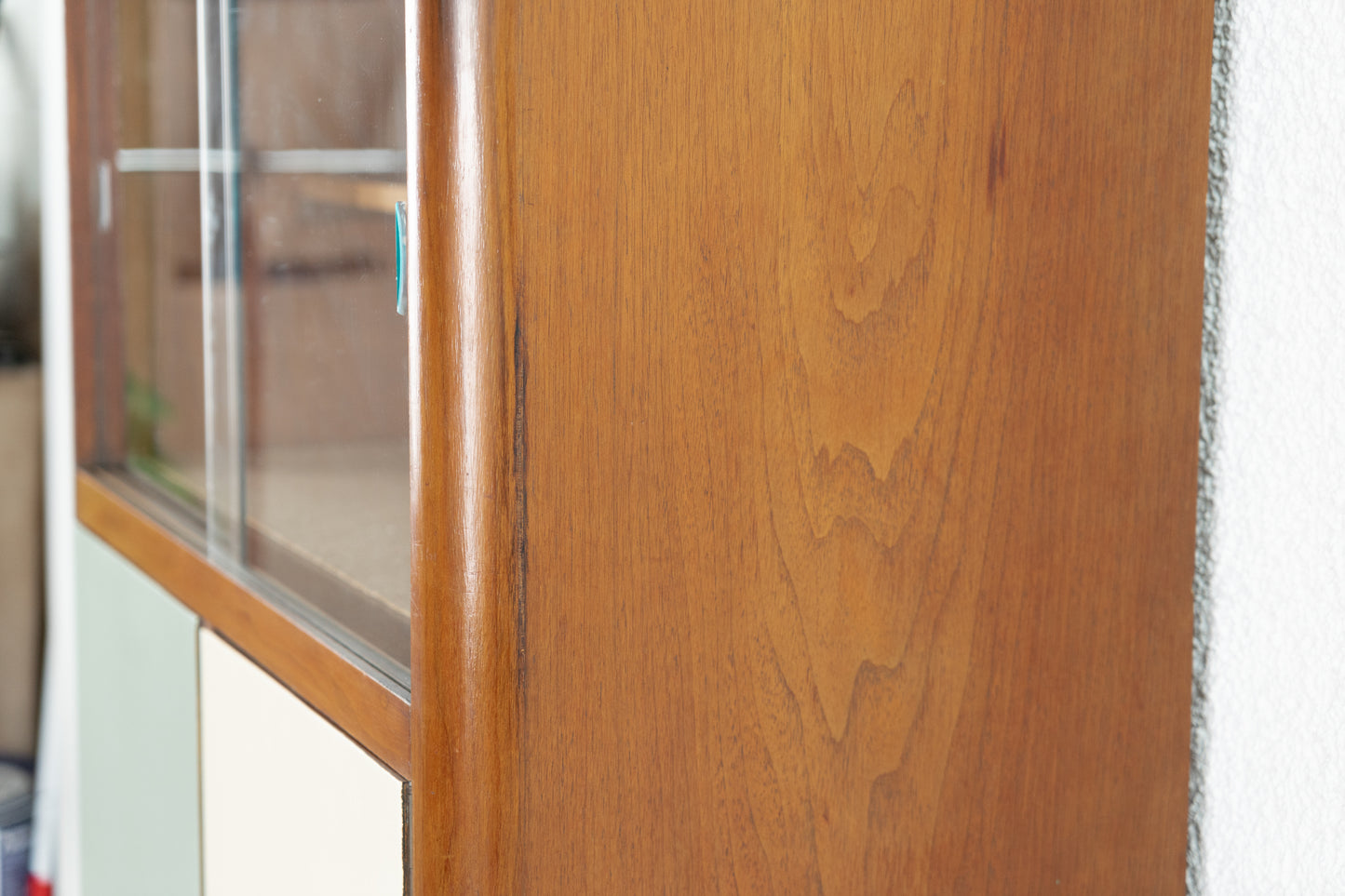 Vintage Schrank Vitrine Holz Nuss Kommode Massivholz Salbei