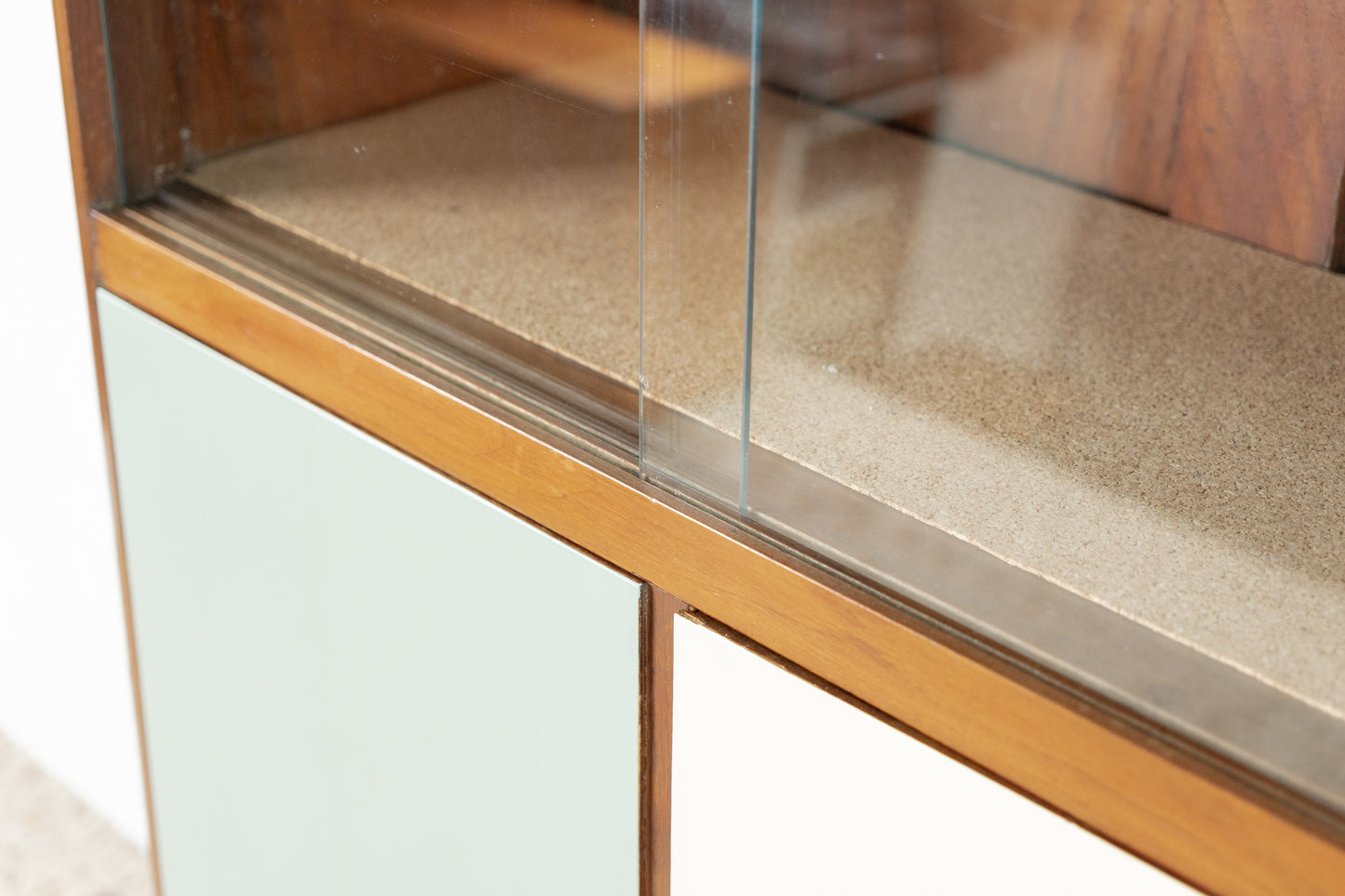 Vintage Schrank Vitrine Holz Nuss Kommode Massivholz Salbei