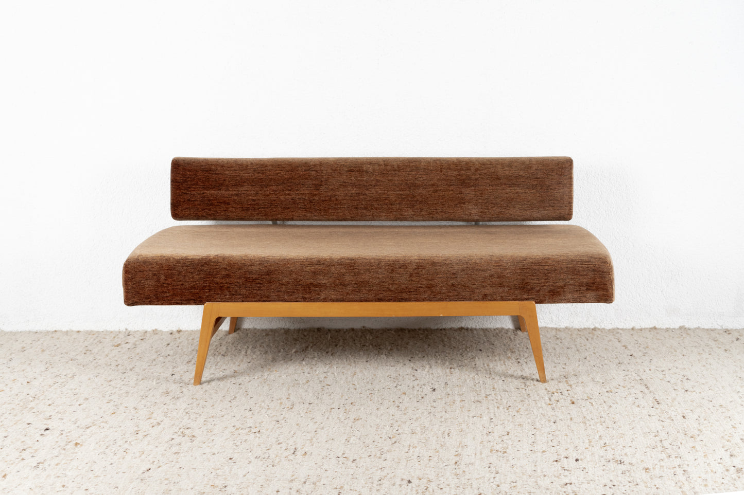 Mid Century Designer Schlafsofa Vintage Sofa Holzgestell Buche Braun Bett Couch