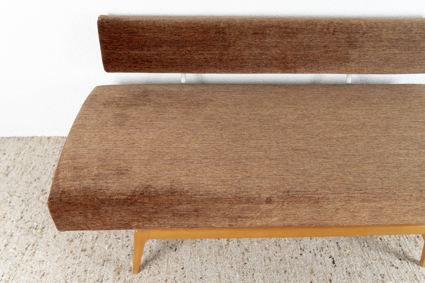 Mid Century Designer Schlafsofa Vintage Sofa Holzgestell Buche Braun Bett Couch