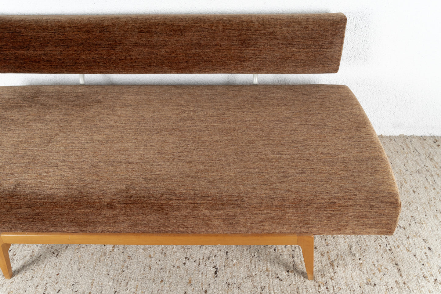 Mid Century Designer Schlafsofa Vintage Sofa Holzgestell Buche Braun Bett Couch