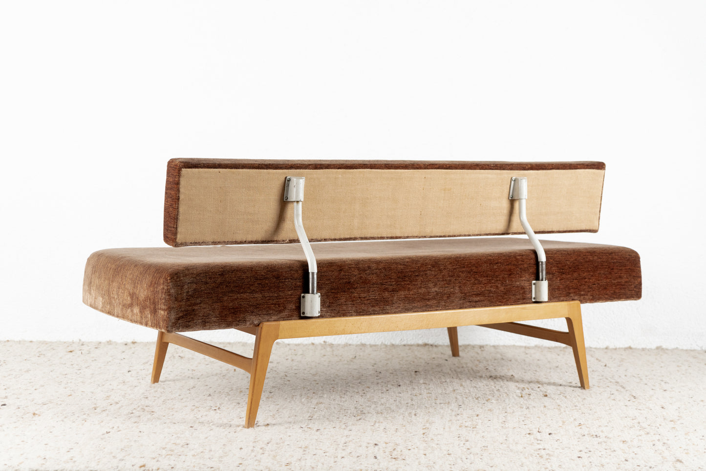 Mid Century Designer Schlafsofa Vintage Sofa Holzgestell Buche Braun Bett Couch