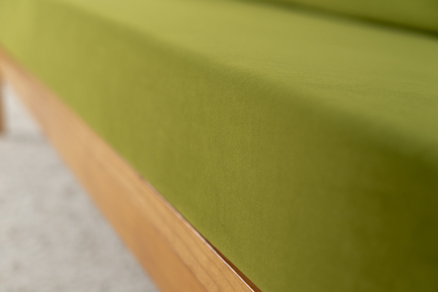 Vintage Sofa Schlafsofa Ausklappbar Holzgestell Polster Grün Samt Mid Century Couch Gästebett