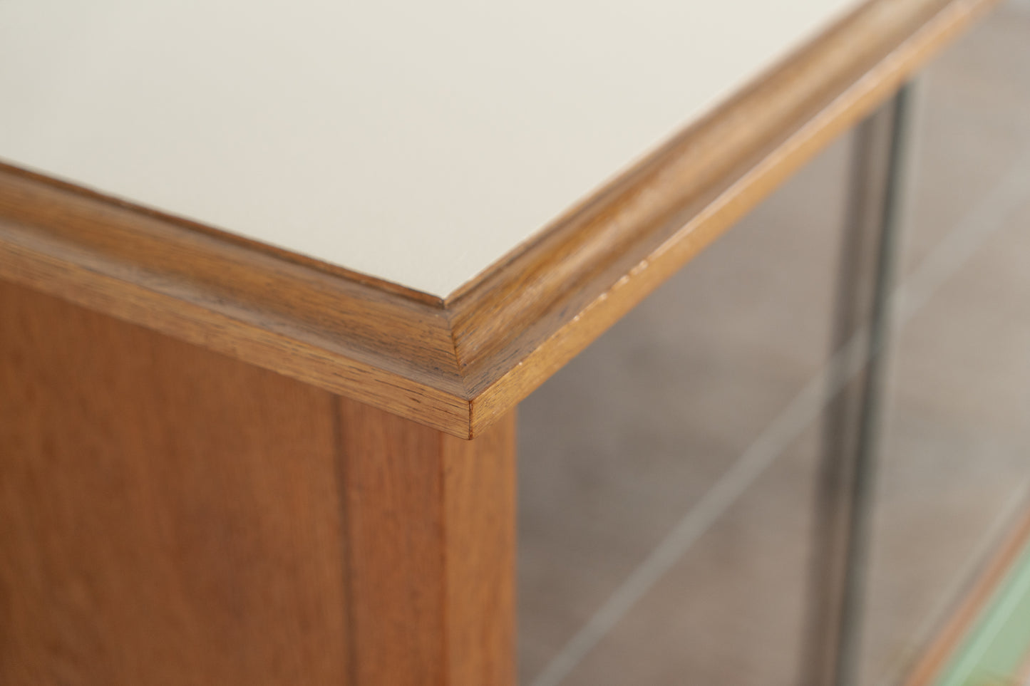 Vintage Kommode Vitrine Sideboard Holz Glas Eiche Pastell Gold Schränkchen