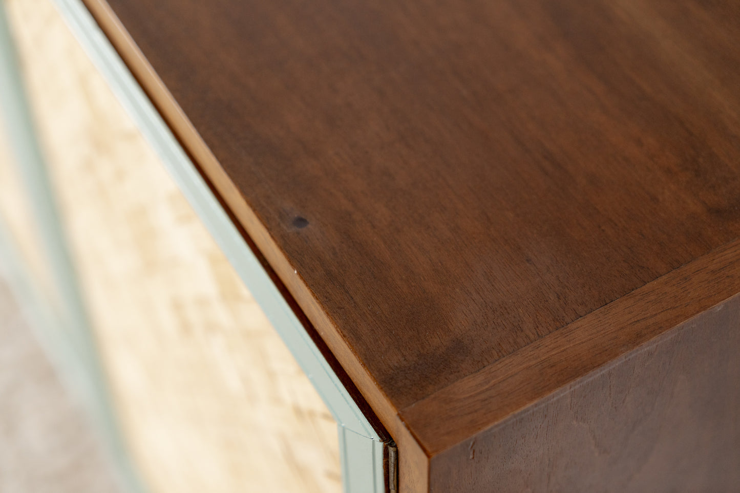 Vintage Kommode Schränkchen Holz Nuss Geflecht Sideboard Pastell Salbei Skandi