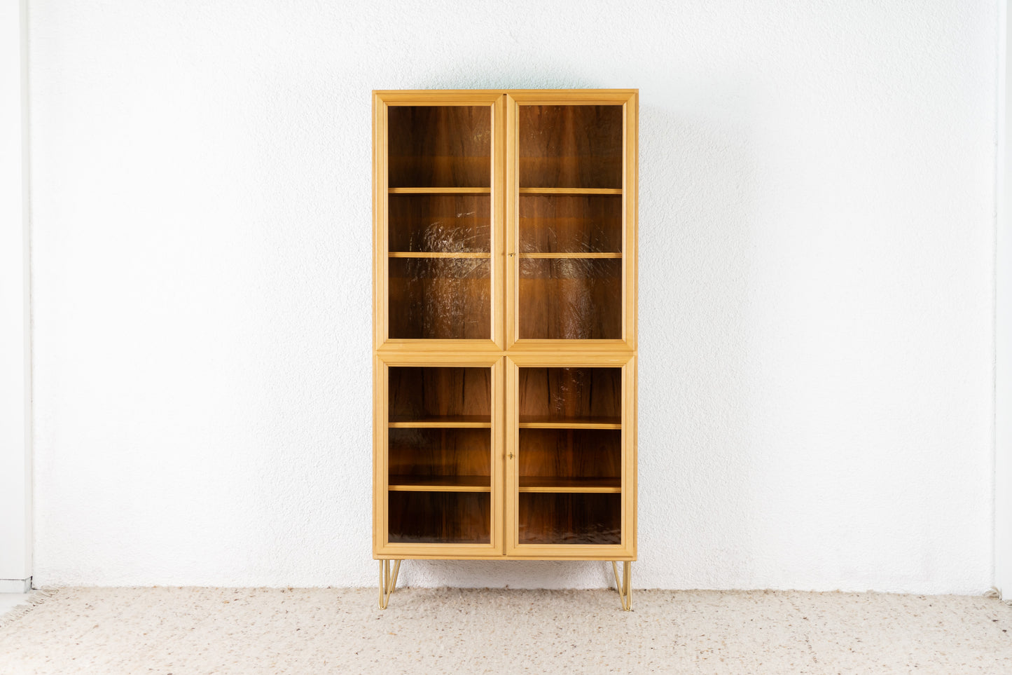 Schrank / Vitrine