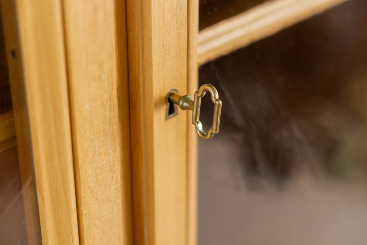 Schrank / Vitrine