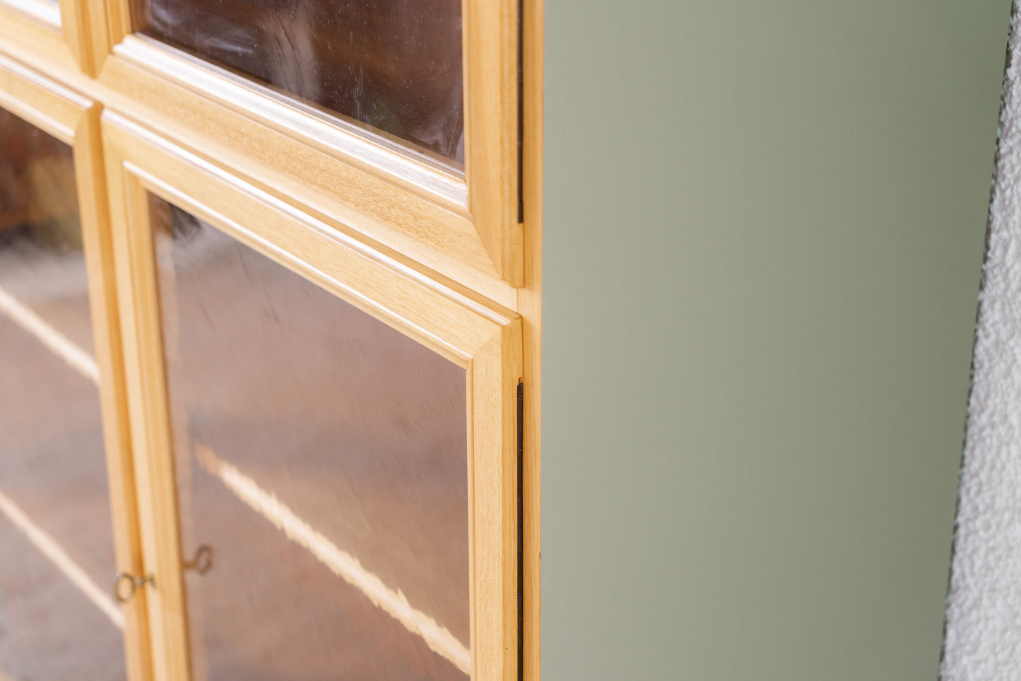 Schrank / Vitrine