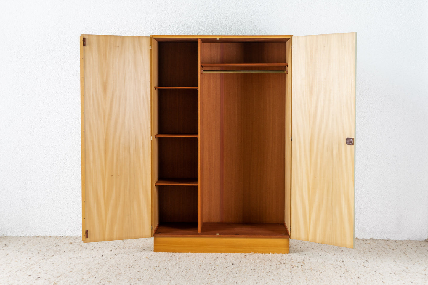Kleiderschrank