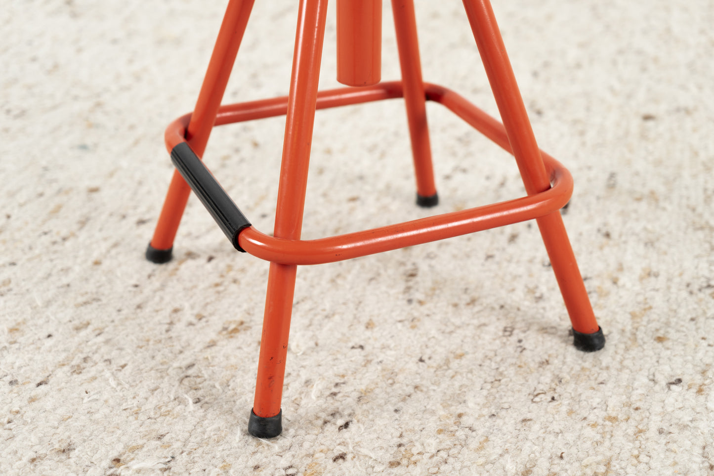 Vintage Hocker Metall Holz Industrial Orange Rot Höhenverstellbar Stuhl Werkstatt Büro