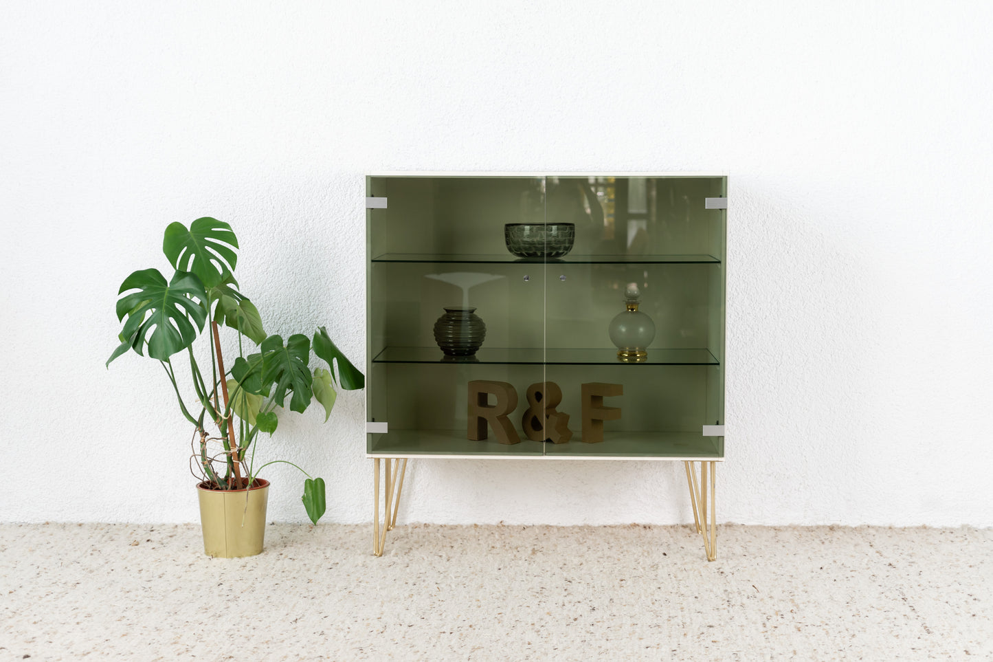 Vitrine mit Rauchglastüren