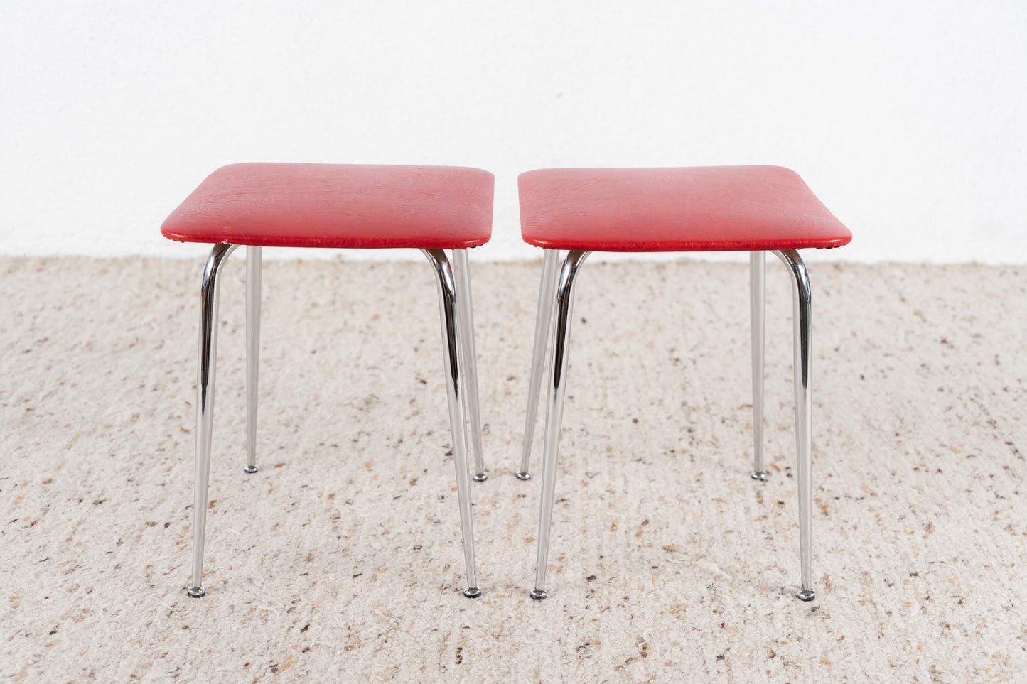 1 von 2 Hocker Kunstleder Mid Century rot