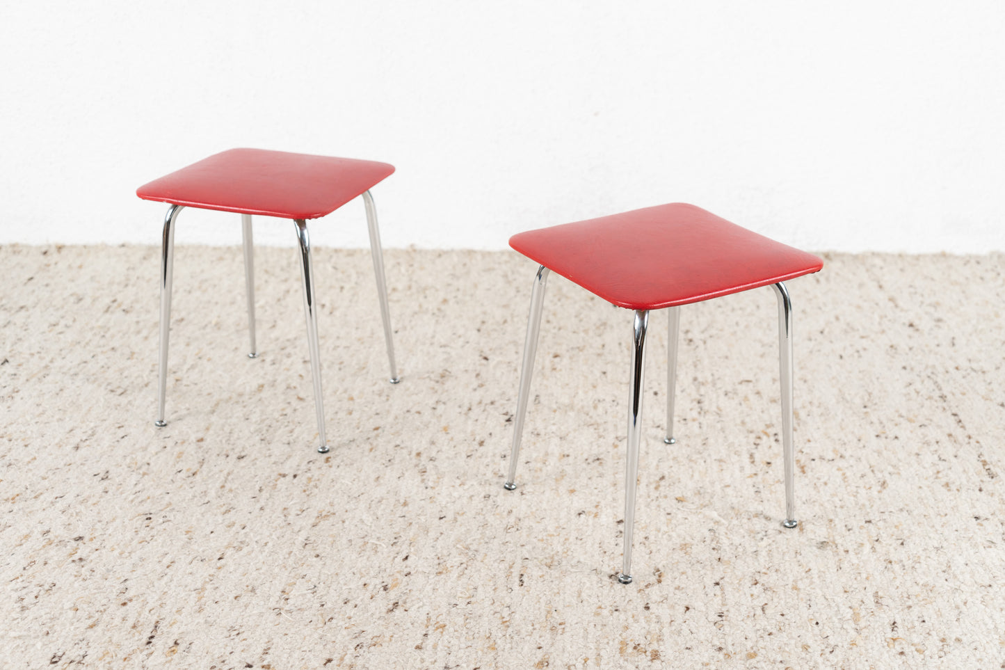 1 von 2 Hocker Kunstleder Mid Century rot