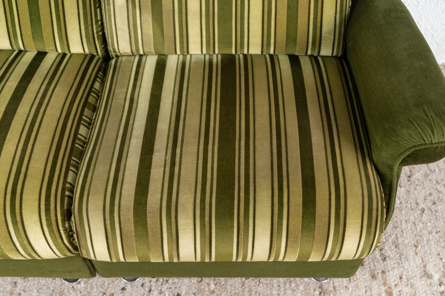 Vintage Sofa Zweisitzer Grün Samt Mid Century