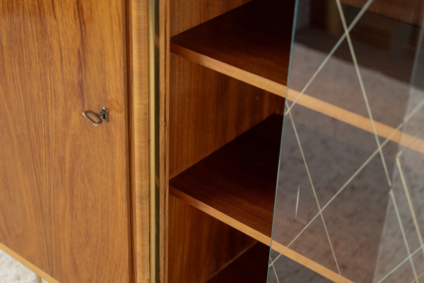 Mid Century Highboard Nuss Schrank Sideboard Vitrine