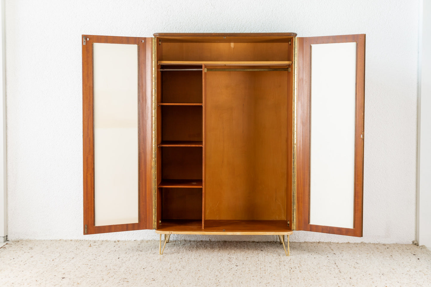 Kleiderschrank