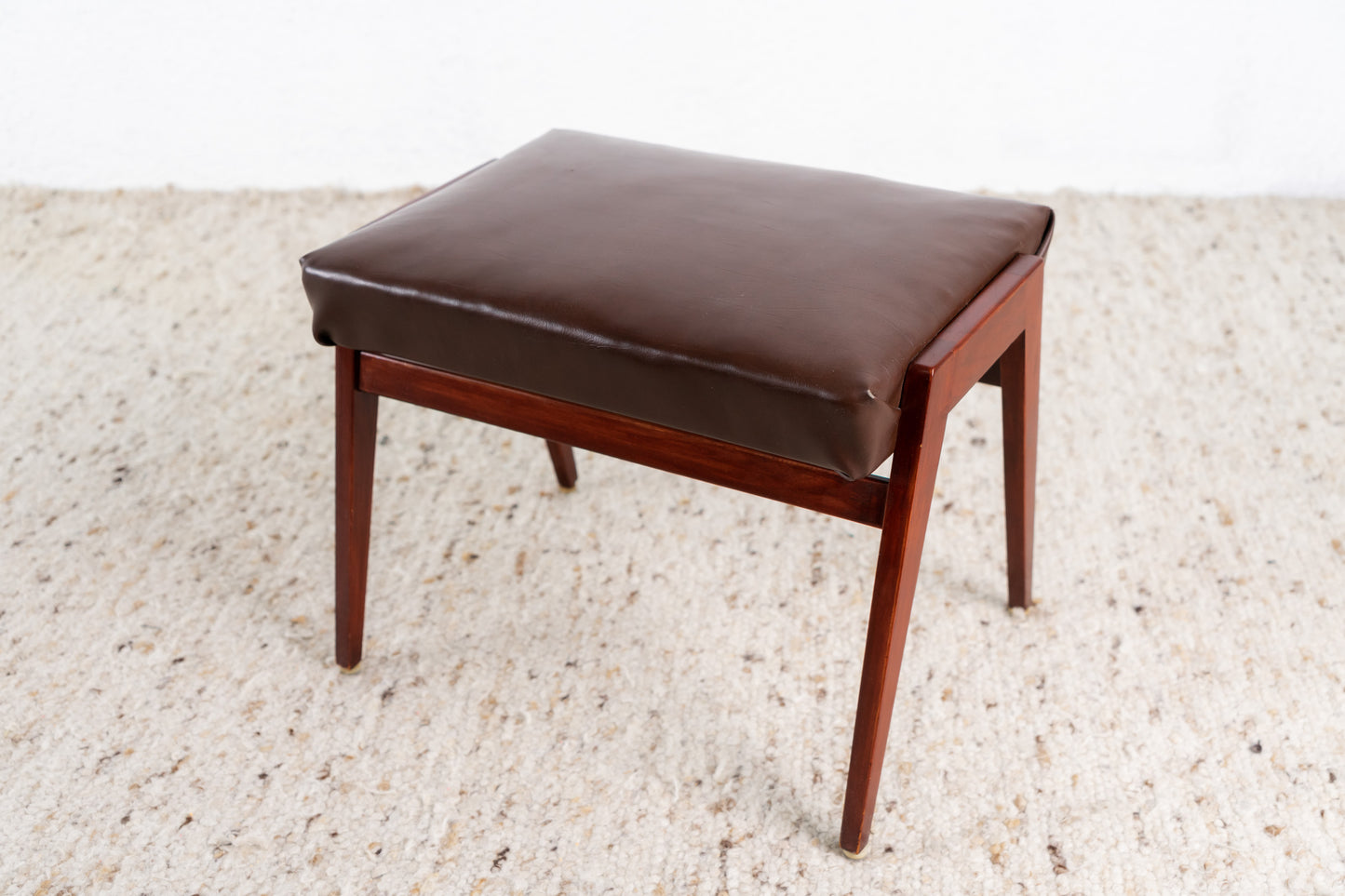 Sessel mit Hocker