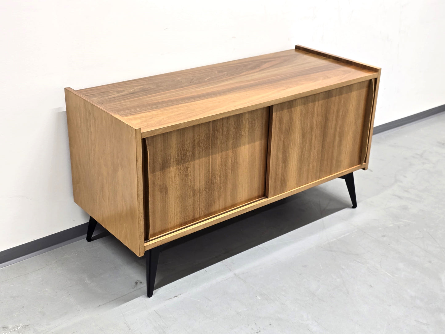 MID CENTURY SIDEBOARD nuss holz vintage kommode lowboard schiebetüren