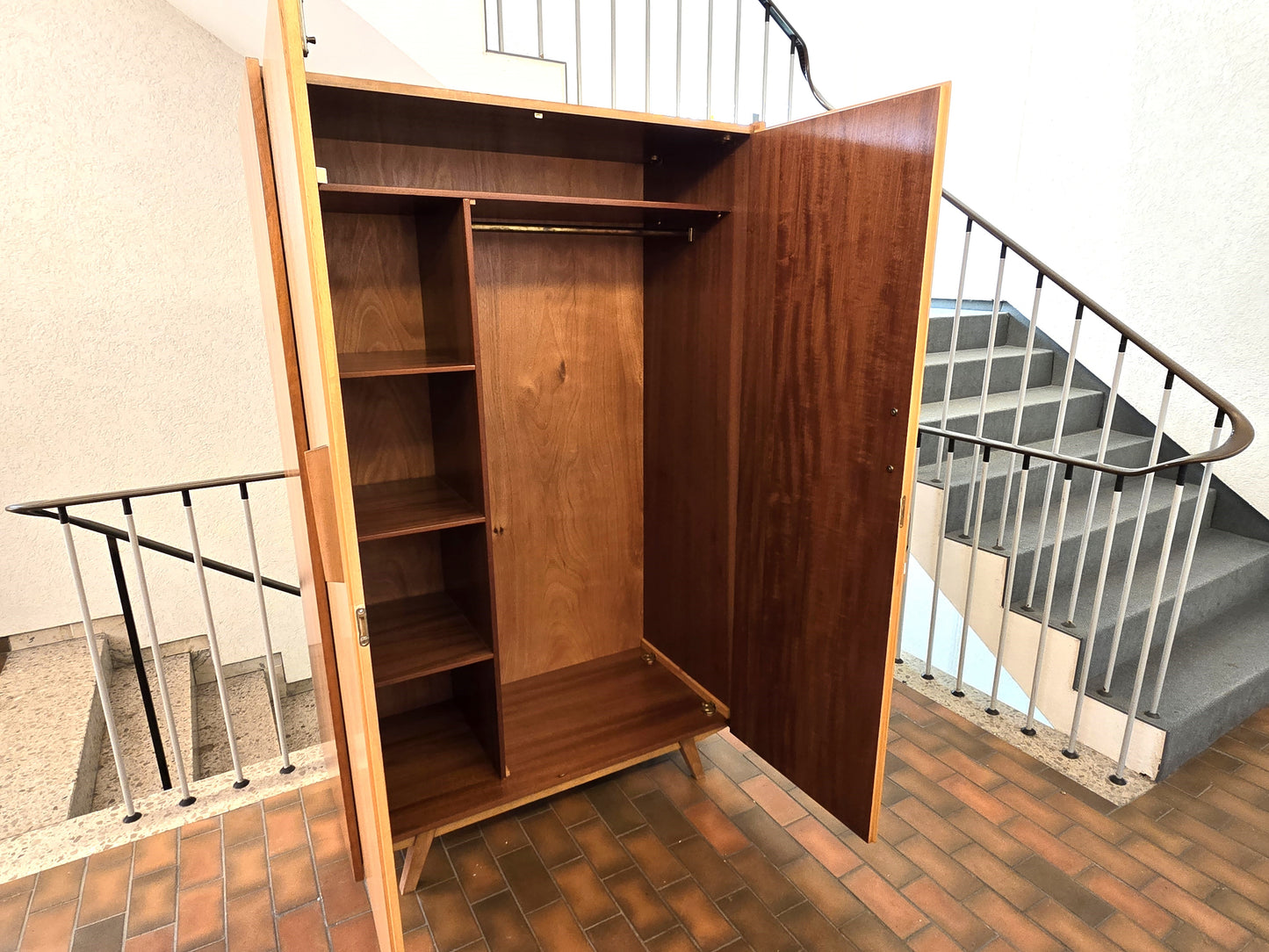 VINTAGE KLEIDERSCHRANK  holz schrank mid century 1960s retro kommode nuss rüster