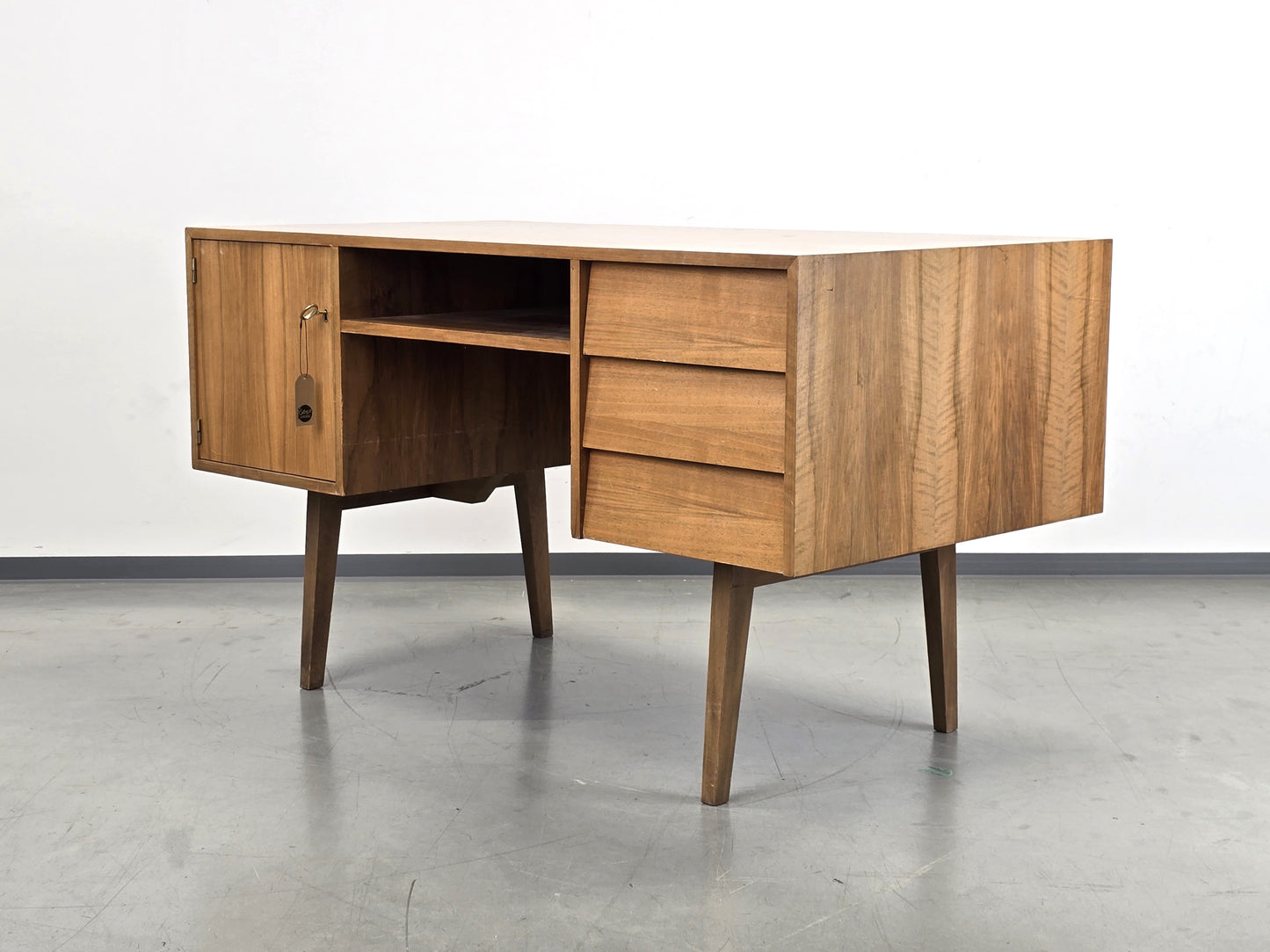 VINTAGE NUSSBAUM SCHREIBTISCH tisch büro holz mid century 1960er