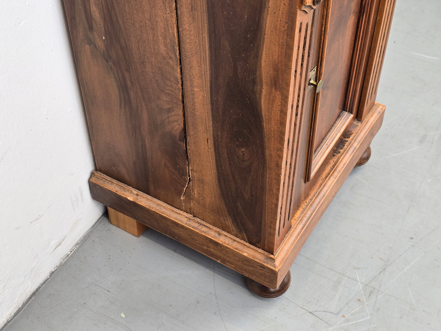 ANTIK NUSSBAUM ABLAGE kommode flur schränkchen telefontisch holz vintage