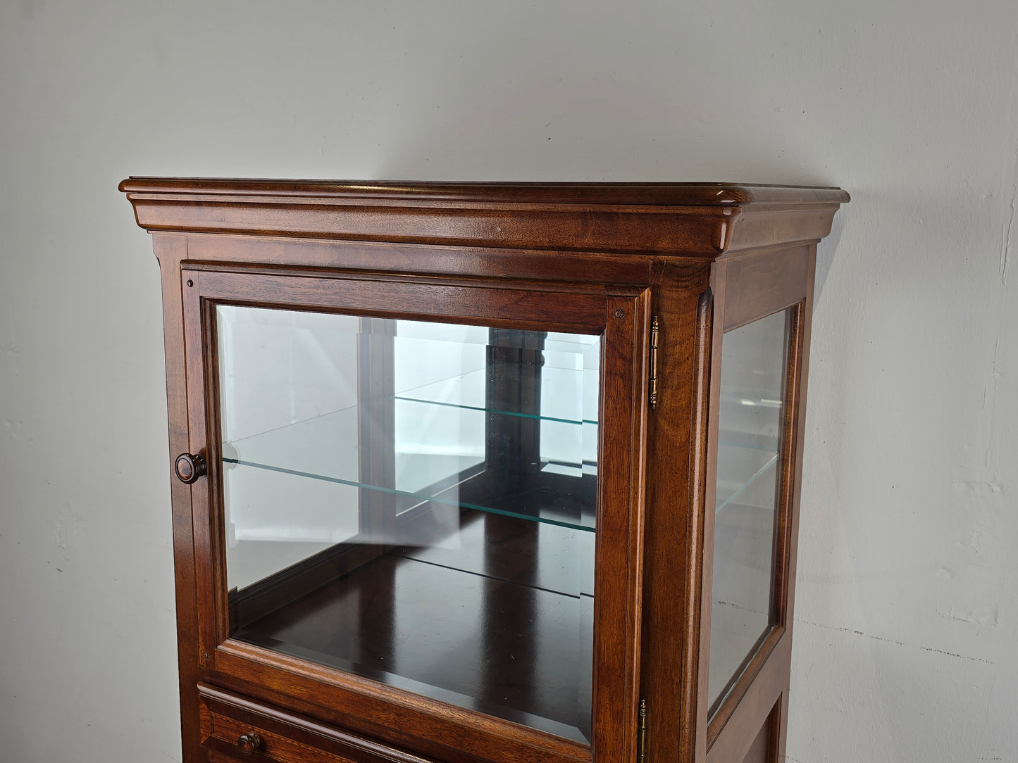 ALEXANDER JULIAN VITRINE kommode schrank schubladen vintage holz nussbaum