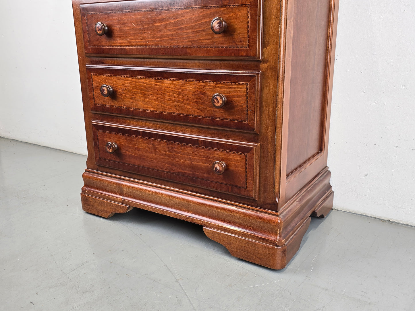 ALEXANDER JULIAN VITRINE kommode schrank schubladen vintage holz nussbaum