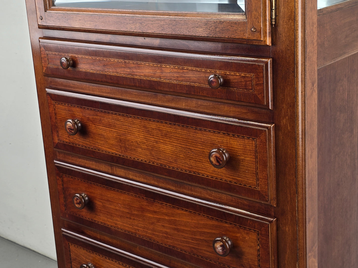 ALEXANDER JULIAN VITRINE kommode schrank schubladen vintage holz nussbaum