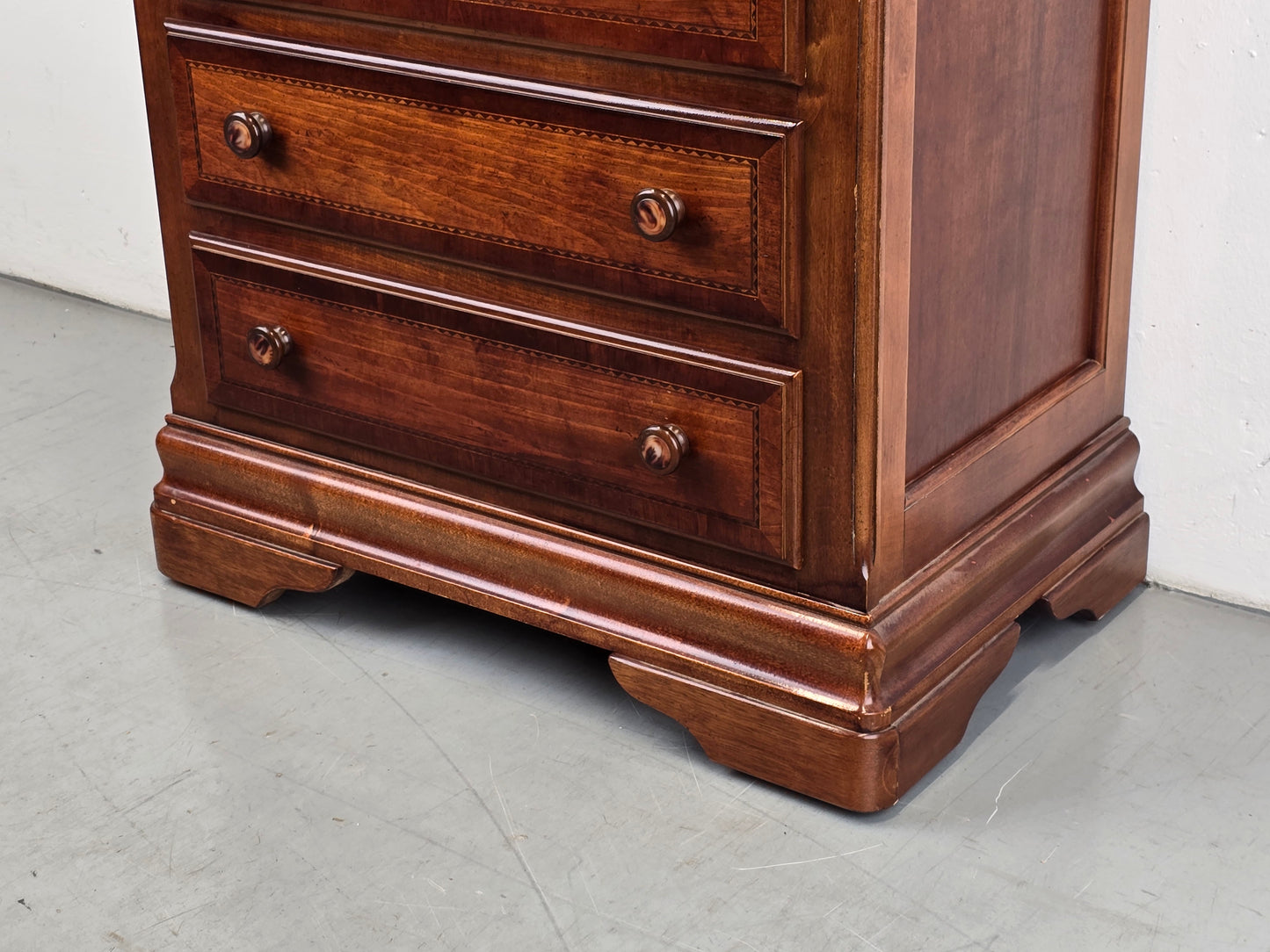 ALEXANDER JULIAN VITRINE kommode schrank schubladen vintage holz nussbaum